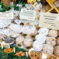Different flavoured Schneeballeen (1462 visite) In Rothenburg, you can buy schneeballen with marzipan, walnuts, chocolate or sugar-coated. Different flavoured Schneeballeen